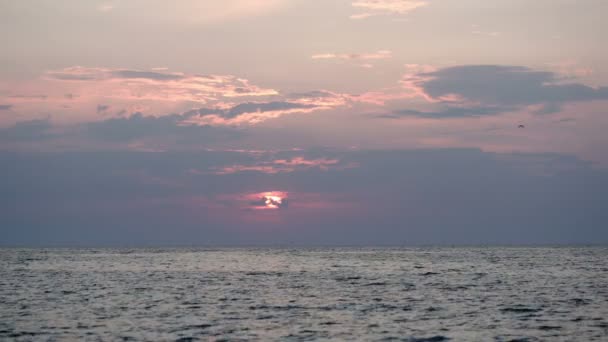 Rustige zee bij zonsondergang — Stockvideo