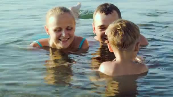 Ouders en zoon In zee — Stockvideo