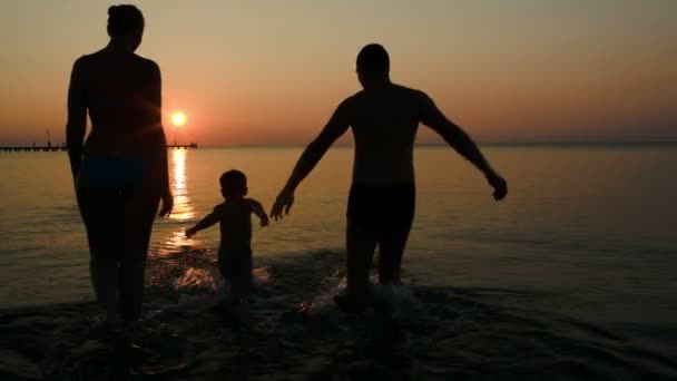 Os pais brincando com o filho no mar — Vídeo de Stock