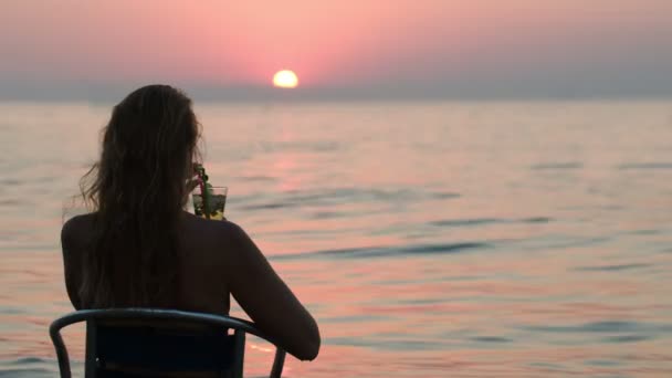 Frau mit Cocktail über dem Meer — Stockvideo