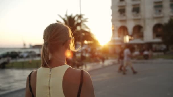 Mujer feliz caminando después de ir de compras — Vídeo de stock