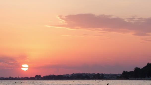 Beau coucher de soleil sur la mer — Video