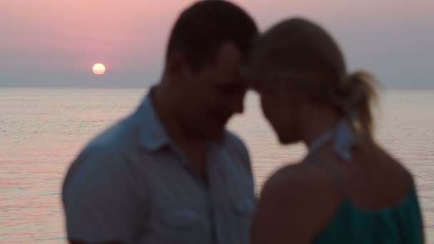 Liebendes Paar am Strand — Stockvideo