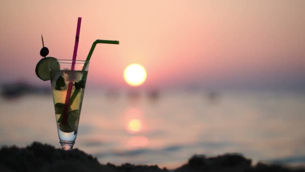 Mojito na praia ao pôr do sol — Vídeo de Stock