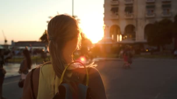 Mujer feliz caminando después de buenas compras — Vídeos de Stock