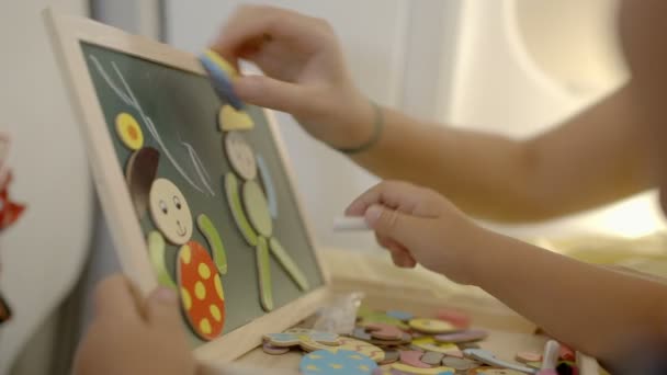 Educazione di un bambino con gioco e disegno — Video Stock