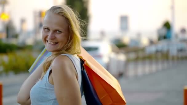 Mujer sonriente con bolsas de compras — Vídeo de stock