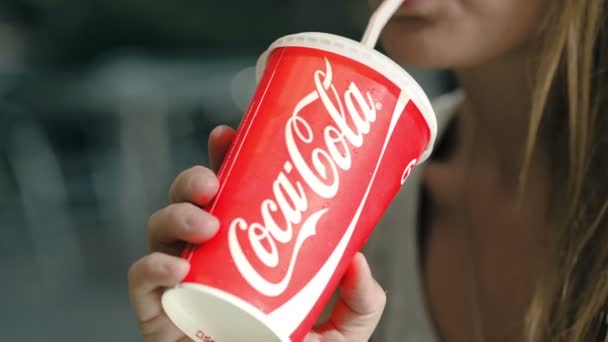 女性飲むコカ ・ コーラ — ストック動画