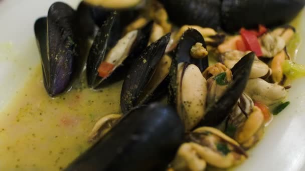 Comer plato con mejillones — Vídeo de stock