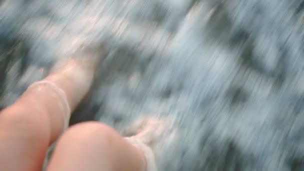 Childs'ın ayakları ile dalgalar deniz yıkama — Stok video