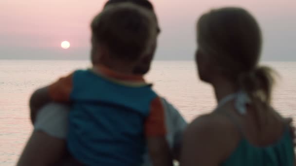 Schöne Familie zusammen am Meer — Stockvideo