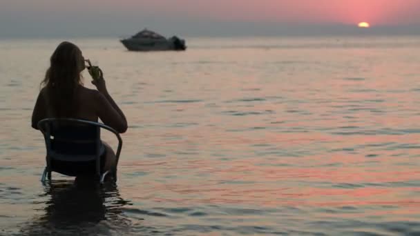 Mujer con cóctel en el mar — Vídeo de stock