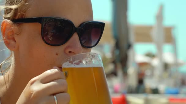 Vrouw die bier drinkt — Stockvideo