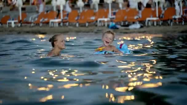 Mor och son simning i havet — Stockvideo