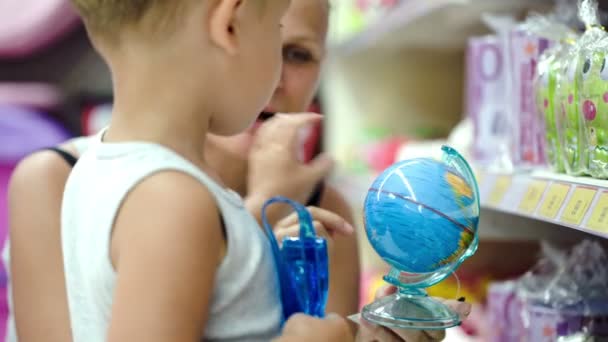 Mãe e filho com pequeno globo — Vídeo de Stock