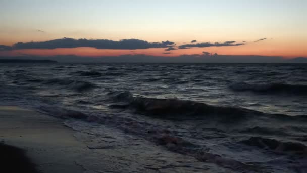 Escena de fuerte oleaje marino al atardecer — Vídeos de Stock