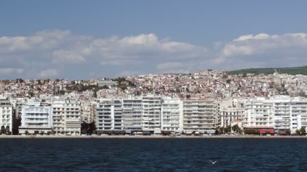 Vista de una ciudad desde un barco en movimiento — Vídeo de stock