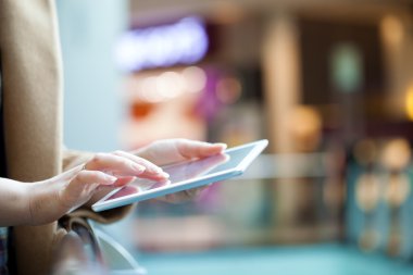 Tablet bilgisayar açık yerde kadınla