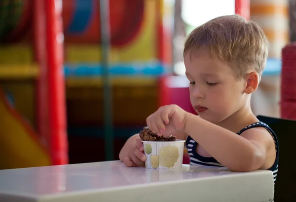 Little child eating chocolate ice cream — Stock Photo, Image