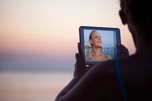 Frau macht Selfie im Resort mit Pad — Stockfoto