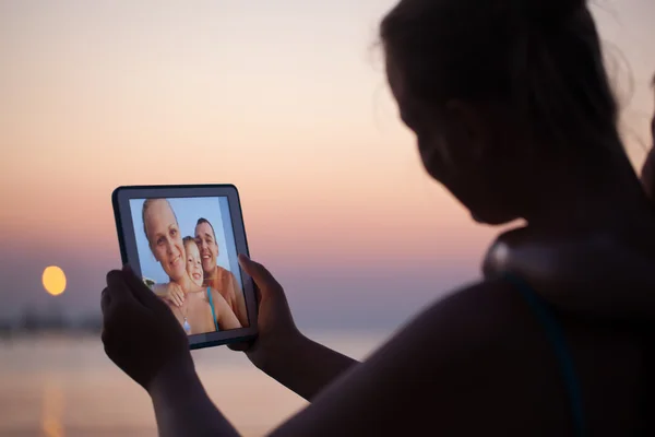 Selfie šťastné rodiny na podložce během dovolené — Stock fotografie