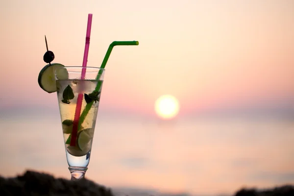 Mojito-Cocktail am Strand bei Sonnenuntergang — Stockfoto