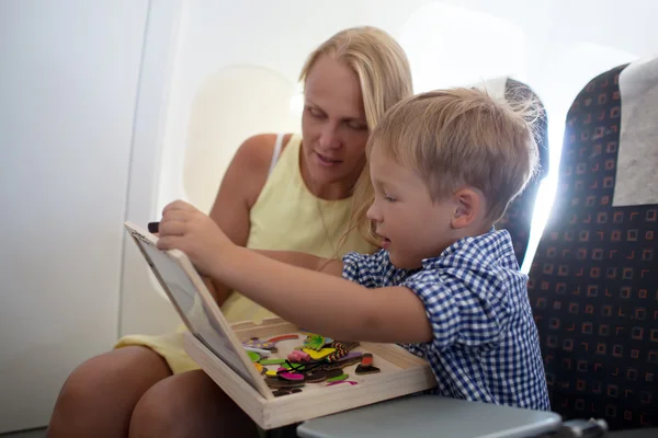 Madre e hijo jugando juntos en el avión — Foto de Stock