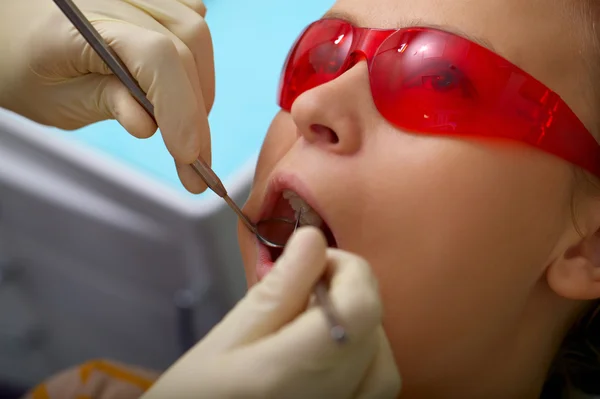 Chica joven en los dentistas — Foto de Stock