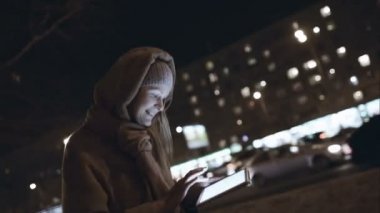 Gece şehir onu bir şekilde yazarak dokunmatik yüzey kadınla