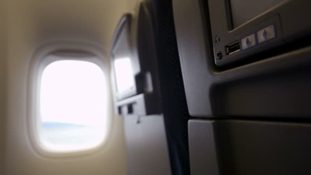 Uçakta koltuk İzleyicisi ile USB flash sürücü kullanarak