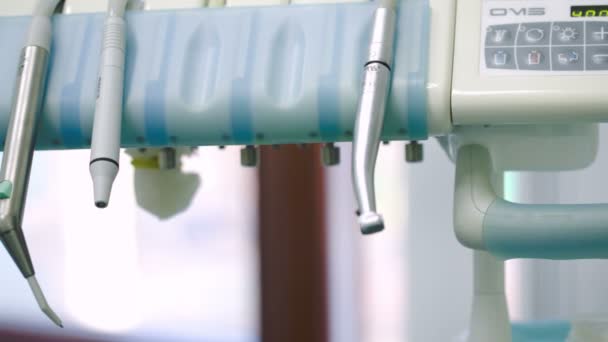 牙医在使用后将工具放它的地方 — 图库视频影像