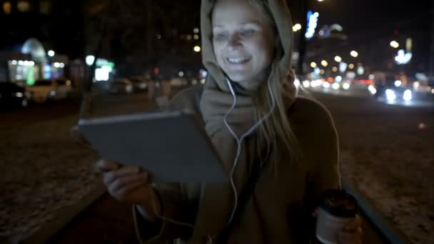 Счастливая женщина гуляет с подушечкой по вечернему городу — стоковое видео