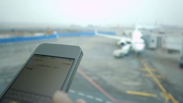 Escribir mensaje de texto en el teléfono inteligente en el aeropuerto — Vídeo de stock