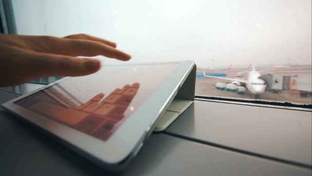 Typen op Tablet PC computer vensterbank op luchthaven — Stockvideo