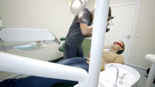 Dentist taking pictures of womans smile — Stock Video