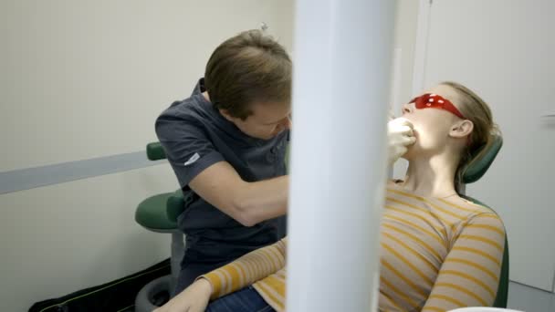 医生和病人在牙科手术 — 图库视频影像