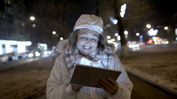 Glückliche Frau, die mit Polster in der Abendstraße spaziert — Stockvideo