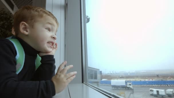 Madre e hijo en el aeropuerto pasando tiempo mirando por la ventana — Vídeos de Stock