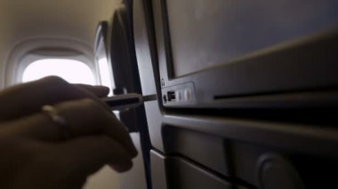 Uçaktaki monitörün yuvaya USB flash sürücü ekleme