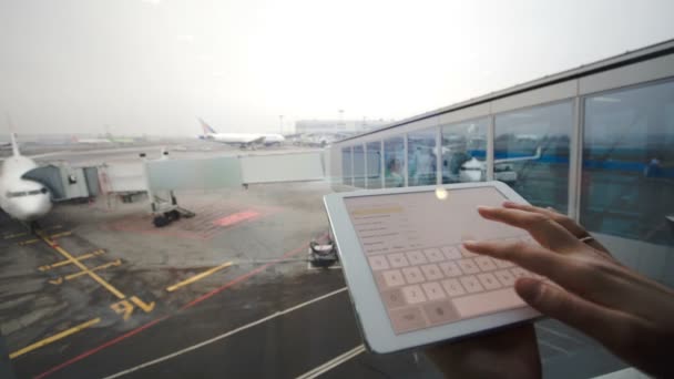 Mujer con tablet PC en el aeropuerto — Vídeo de stock