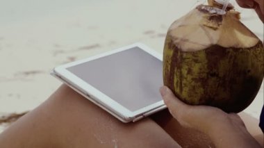 Touch pad ve sahip Hindistan cevizi içki kullanan kadın