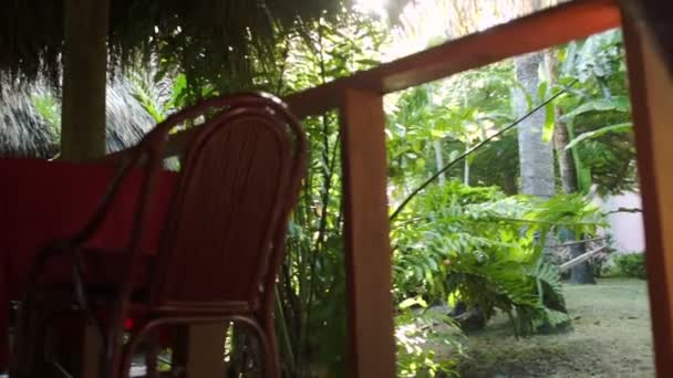 Tropikal resort boş masalara sahip Cafe iç — Stok video