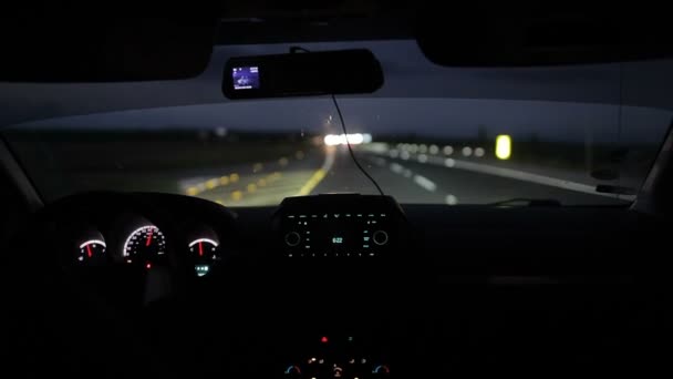 Conducción en coche por la noche o temprano por la mañana — Vídeo de stock