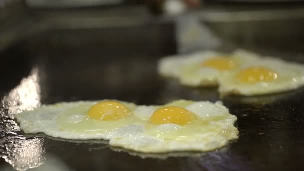 Deux portions d'œufs frits cuits sur la cuisinière 