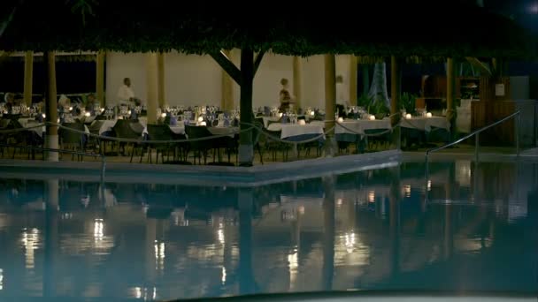 Ristorante a bordo piscina in loco la sera — Video Stock