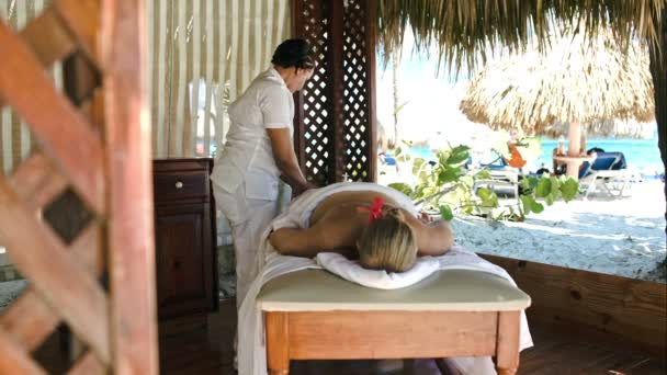 Mulher recebendo massagem profissional no resort tropical — Vídeo de Stock