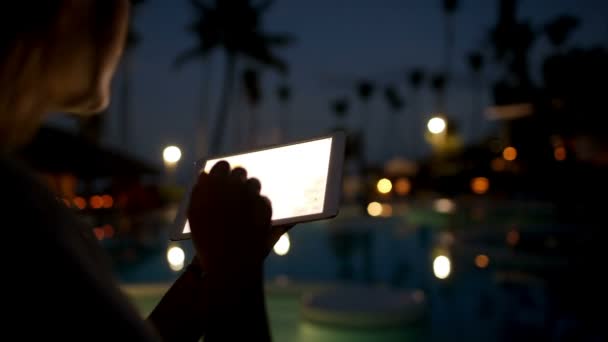 Touriste femme avec pad sur station tropicale en fin de soirée — Video