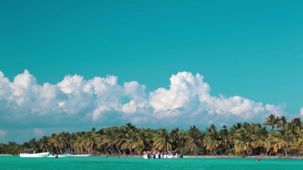Resort tropical com pessoas e barcos perto da praia — Vídeo de Stock
