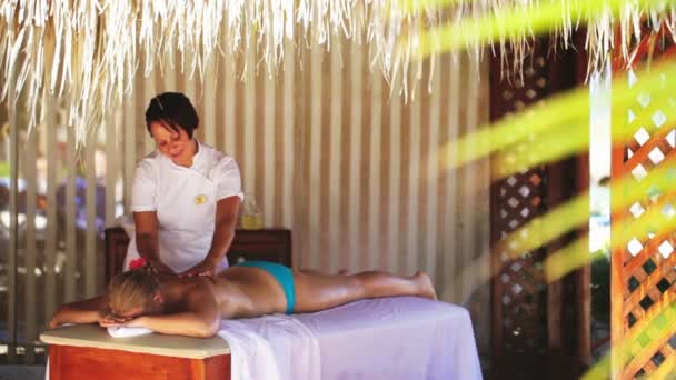 Spa behandeling massage in gazebo — Stockvideo