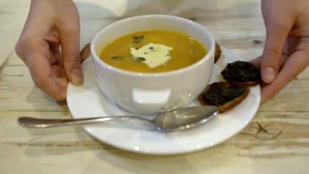 Serving of soup with bruschetta in cafe or restaurant — Stock Video